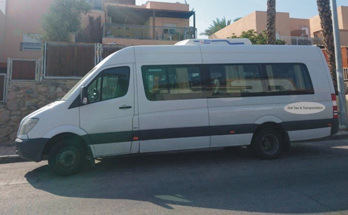 מיניבוס של מוניות שדה התעופה רמון